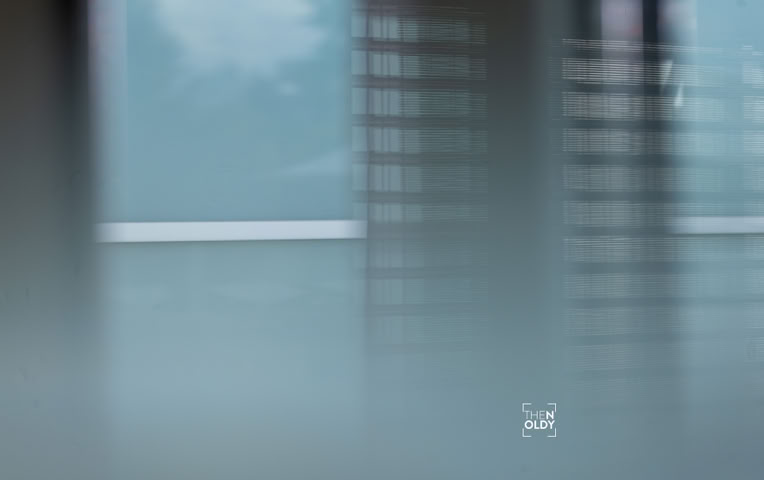 Verschwommene Ansicht eines Fensters mit Jalousien und einem verschwommenen Hintergrund.